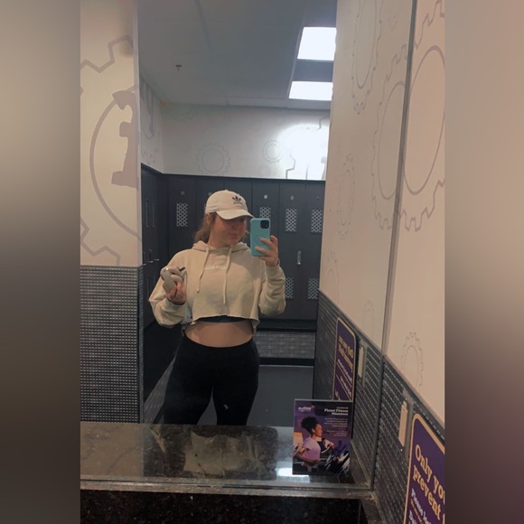 Meet your Posher, Lainey Makall - Picture 2 of 2